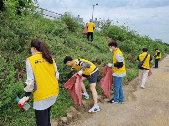 국가철도공단 임직원들이 집중호우 피해지역 구호활동을 진행했다.  <사진=국가철도공단>